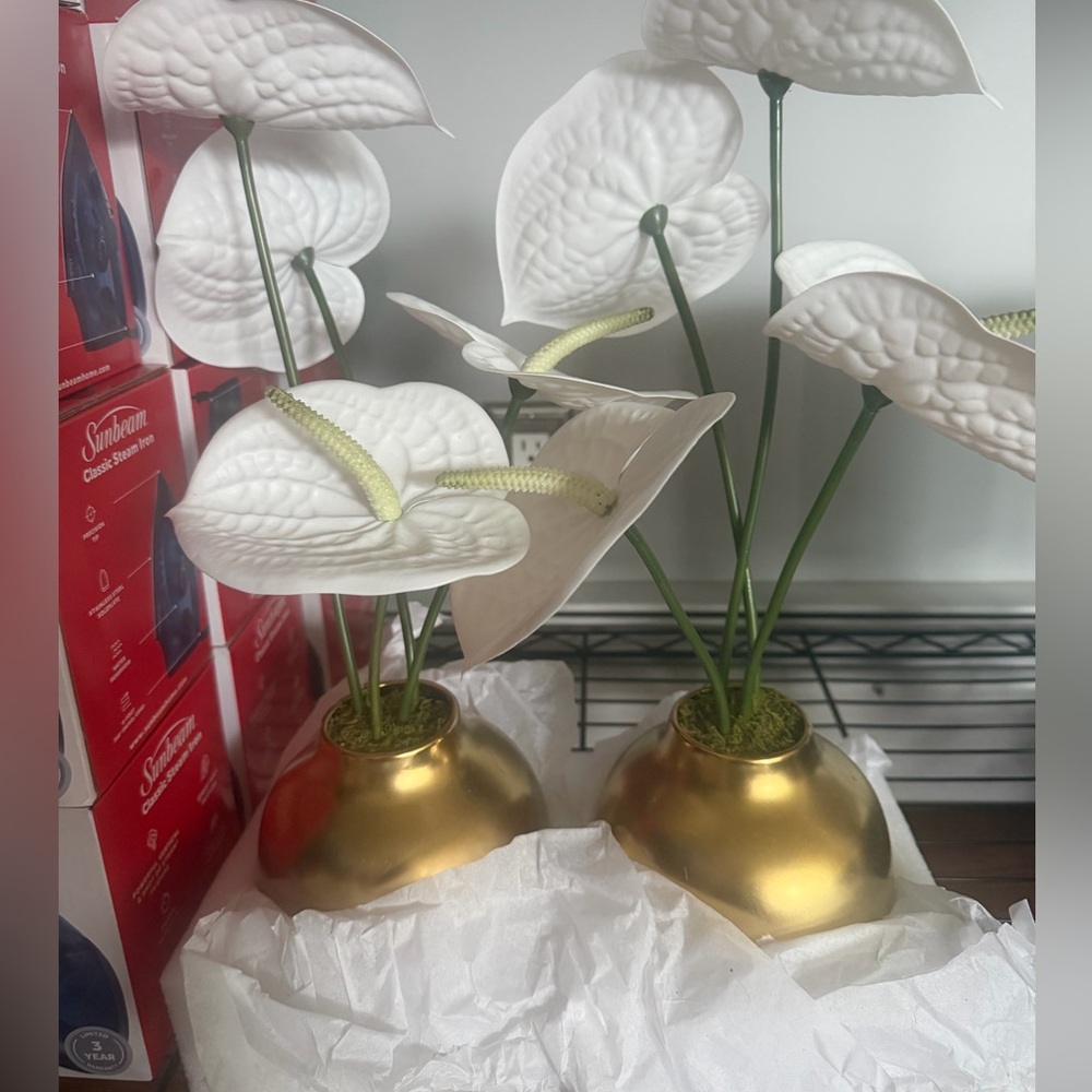 4 artificial flowers in gold vases